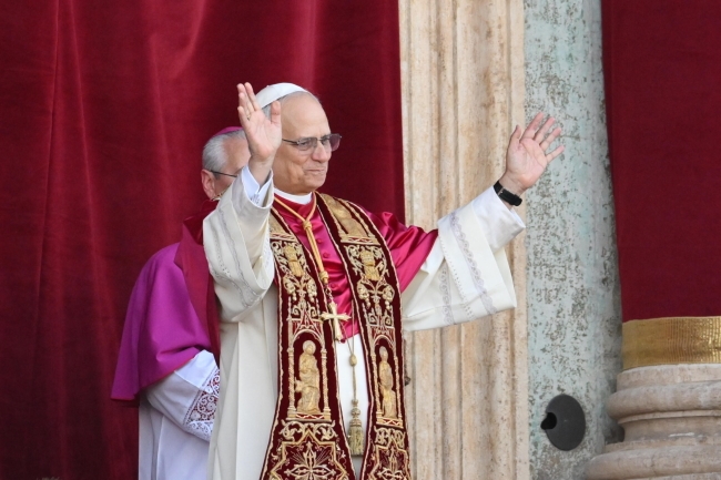 Napoli'de XIV. Leo'nun seçilmesi, özel bir pizza ve Doğuş sahnesi için heykelciğiyle kutlandı