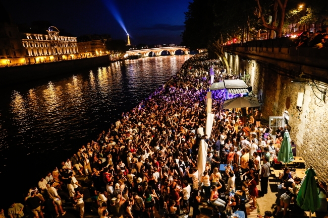 Mais de 100 mulheres são picadas com seringas durante festival de música na França