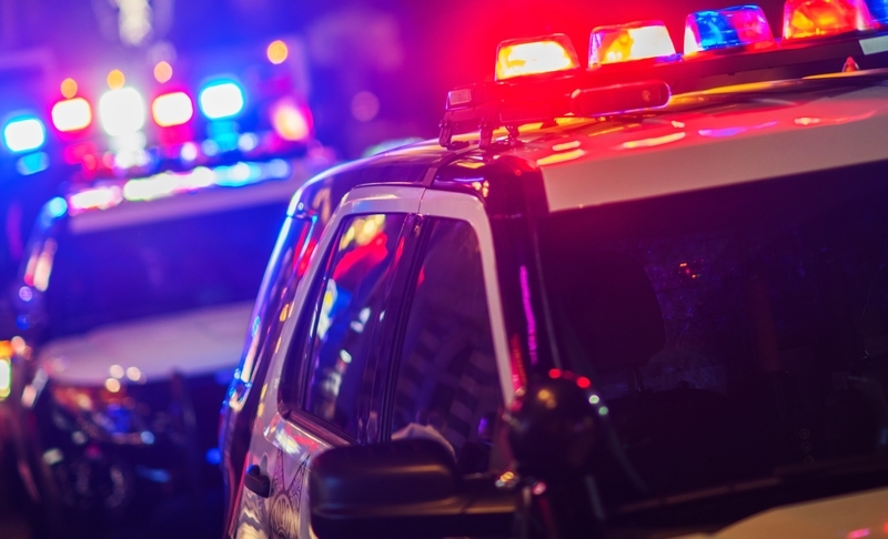 Um policial levou um tiro no rosto durante uma operação policial em Long Island. Ele escapou por pouco da morte.