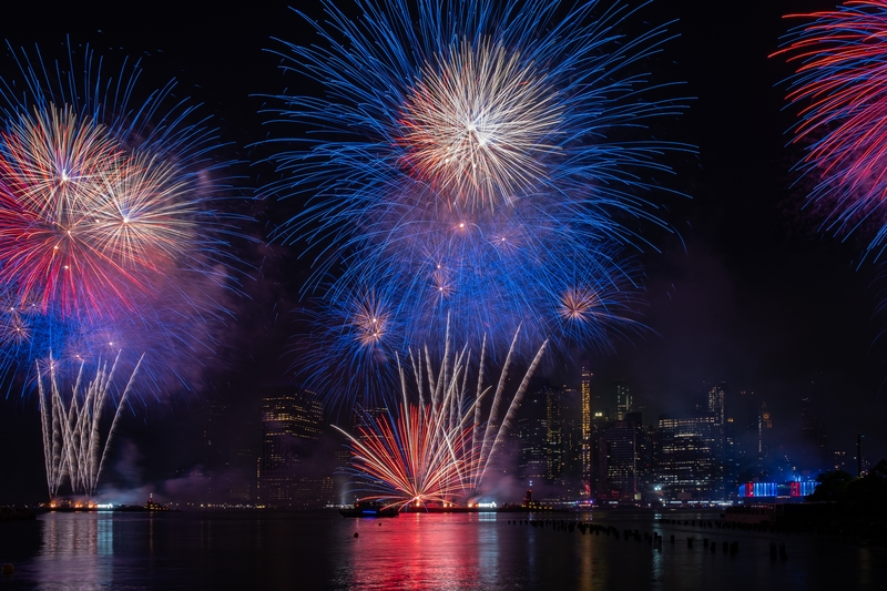 Ambtenaren dringen er bij mensen op aan om op 4 juli geen vuurwerk af te steken. 'Breng het weekend thuis door, niet op de eerste hulp'