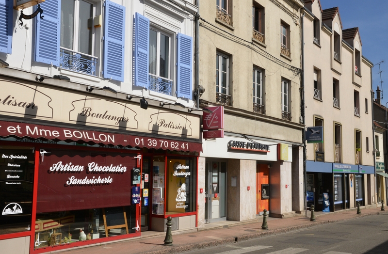 Una ciudad cercana a París ha introducido un toque de queda para niños y adolescentes.
