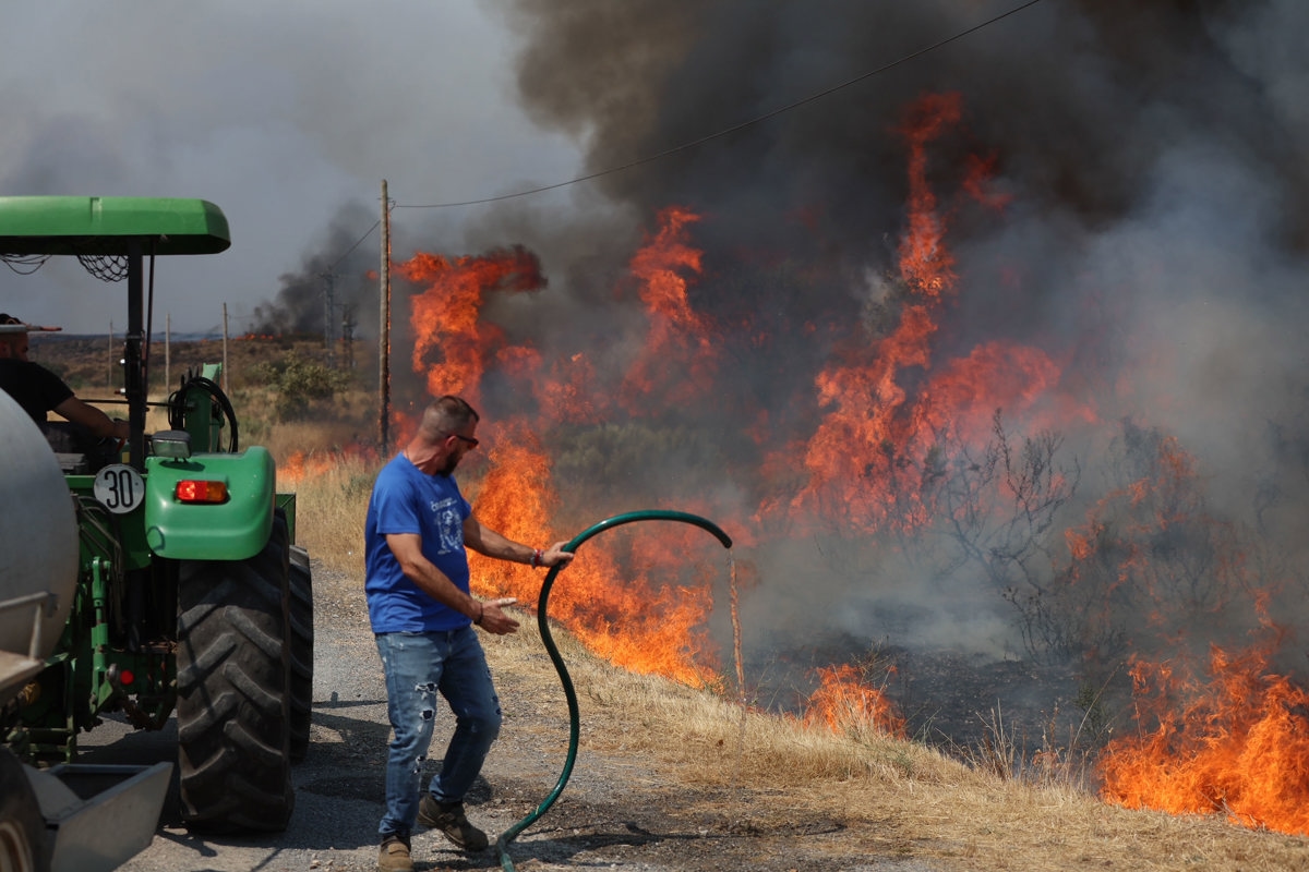 Devastated villages and residents fighting the flames: the aftermath of the fires in Galicia.