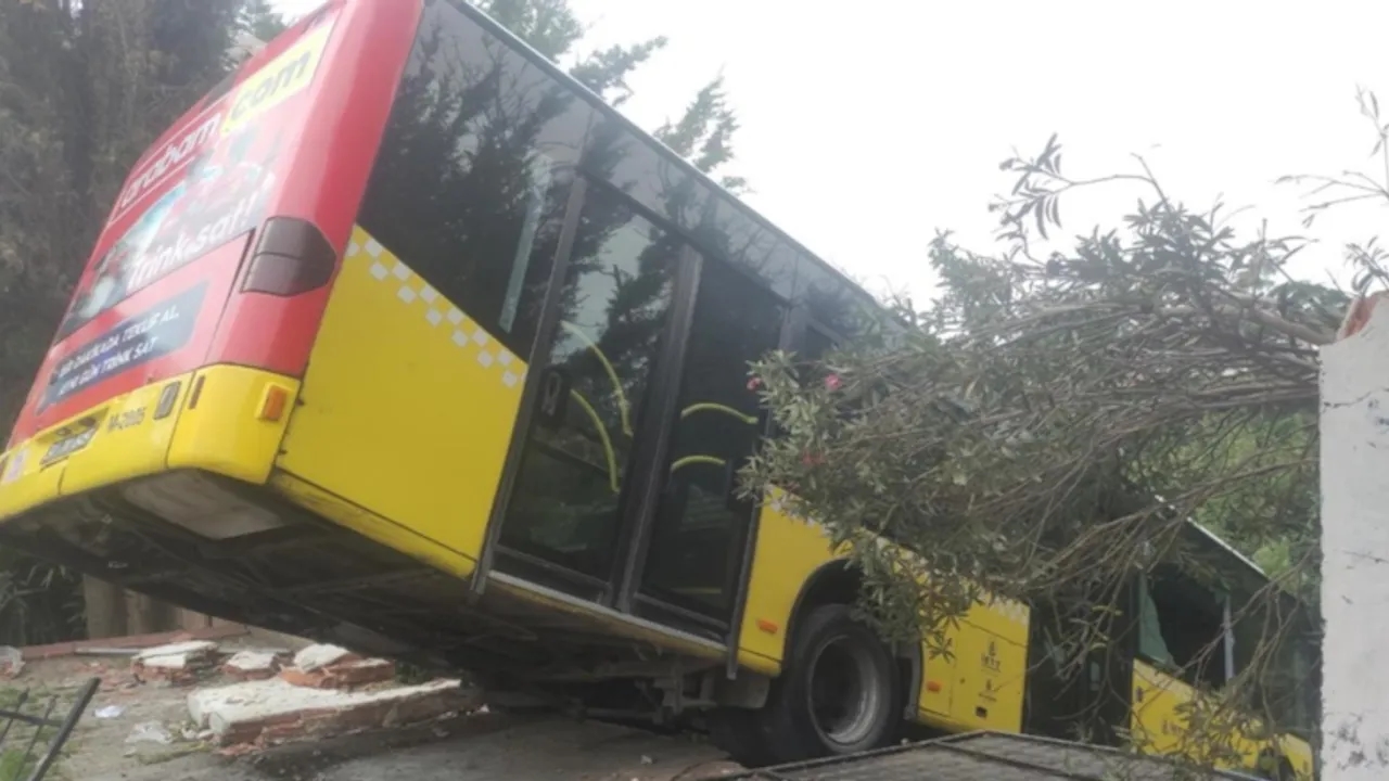 Momenti spaventosi a Istanbul! Ha dimenticato di tirare il freno a mano e l'autobus si è fermato sull'orlo di un burrone!