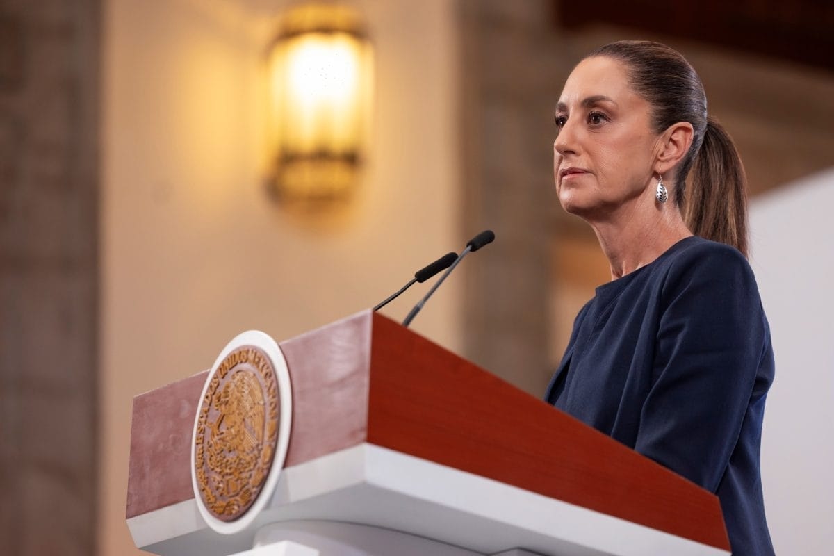 Sheinbaum bei der morgendlichen Pressekonferenz: Verteidigung der Überweisungen, Werbung für „Made in Mexico“ und Versprechen an die Lehrer für ihren Tag.