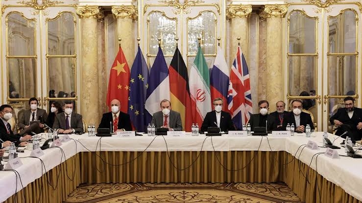 Diplomacia en Vilo: Avances Tentativos en Pacto Nuclear EE.UU.-Irán y Cruciales Conversaciones de Paz Ucrania-Rusia en Estambul Agitan Panorama Global