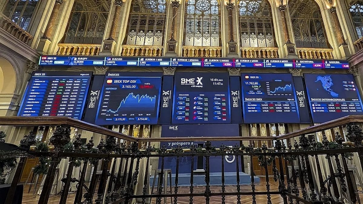 Rynki europejskie otwierają się ostrożnie wyżej: FTSE, DAX i CAC są na plusie, a dolar się umacnia.