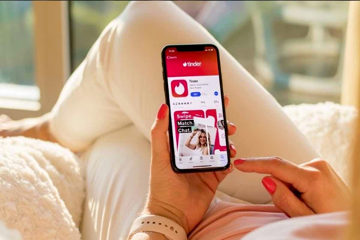 Tinder Revoluciona el Desamor: El polémico camión para «tirar» los recuerdos de tu ex causa furor, ¿Llegará a México?