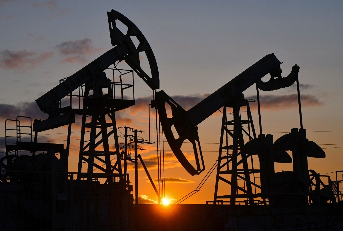 Нефть упала на 2 доллара за баррель из-за опасений по поводу поставок ОПЕК+ и данных по занятости в США