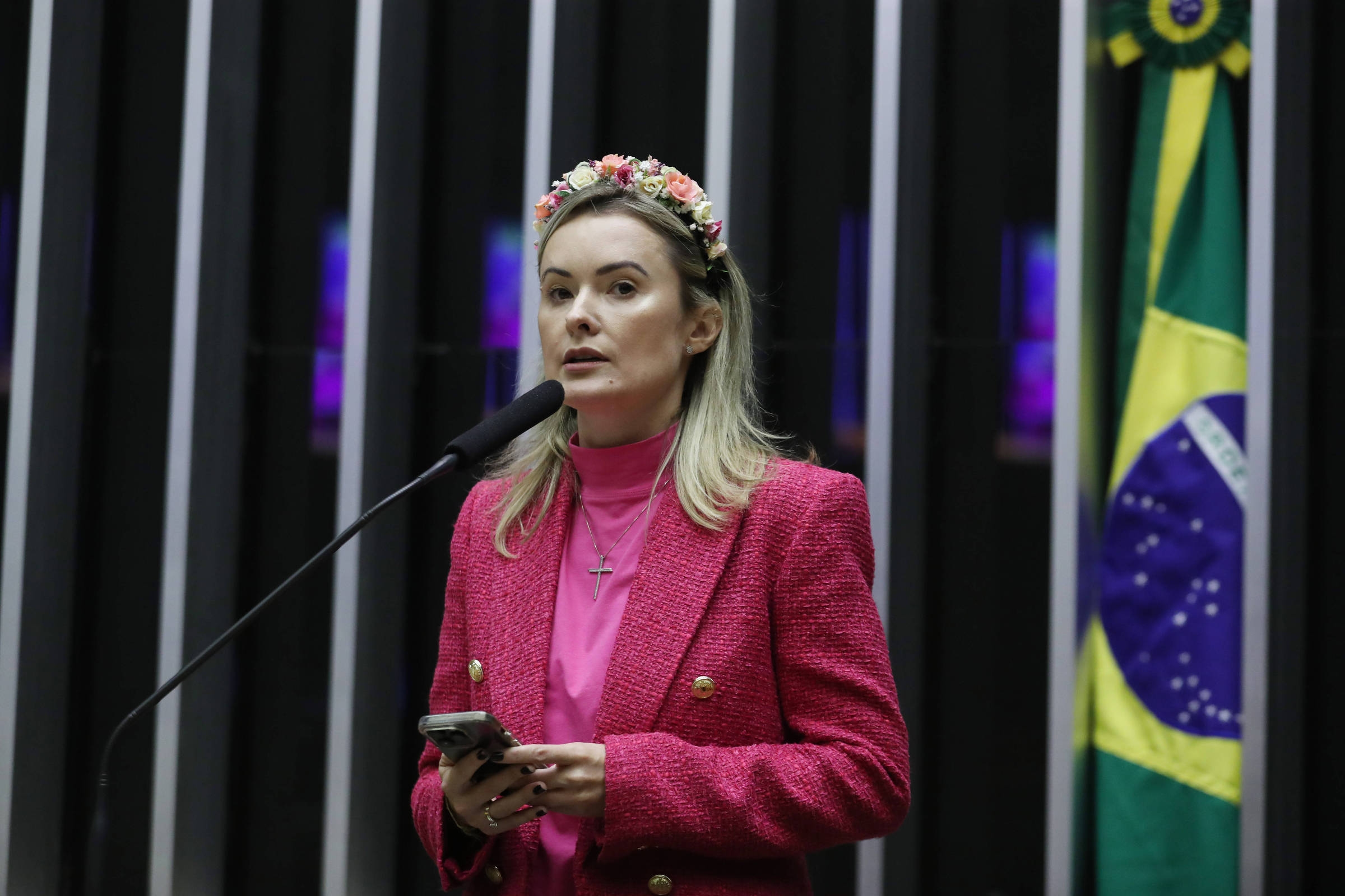 Mônica Bergamo: Las prerrogativas desencadenan la AGU contra la diputada Julia Zanatta por campaña antivacunas