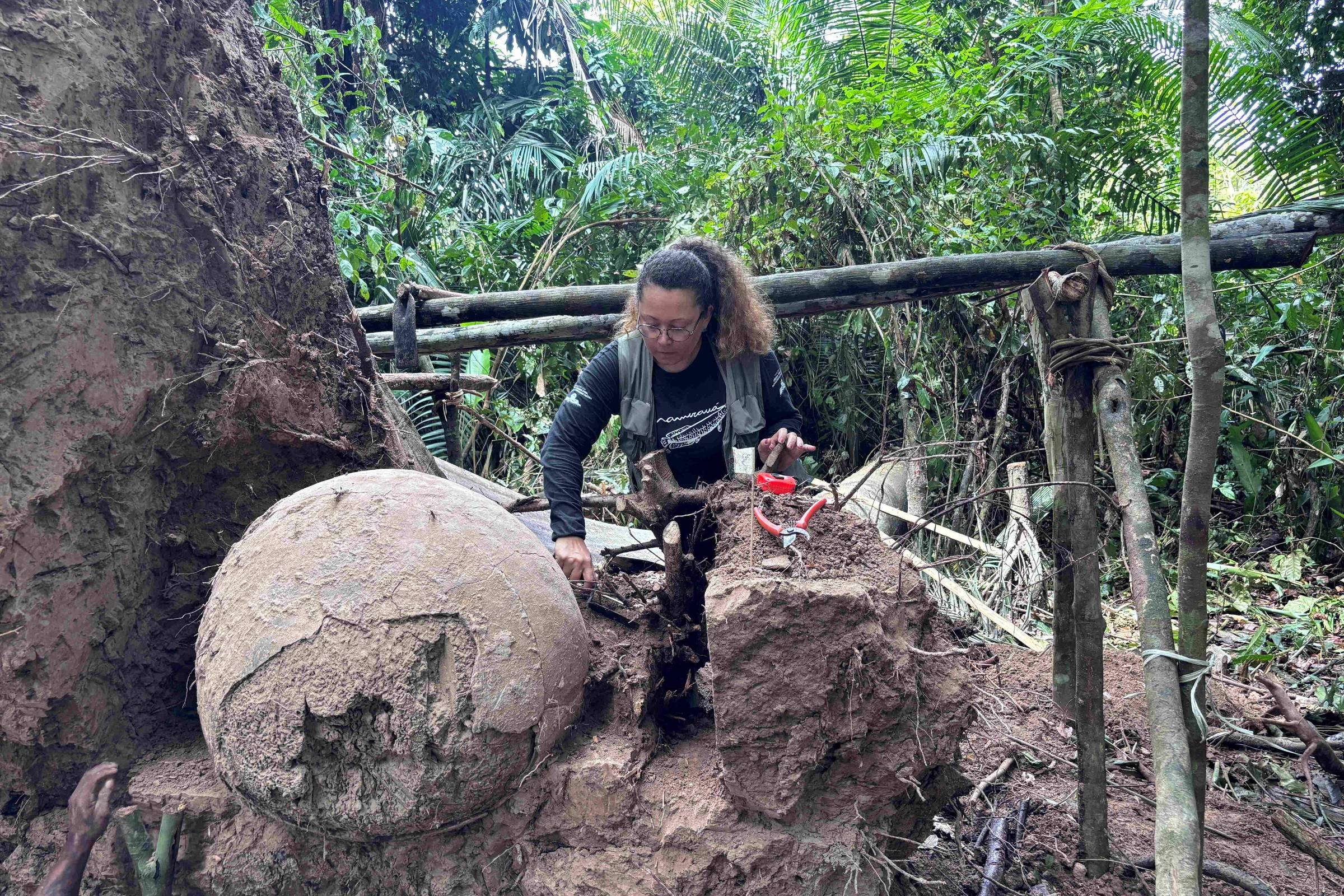 Urnas funerárias de grande porte são encontradas em ilha artificial na Amazônia