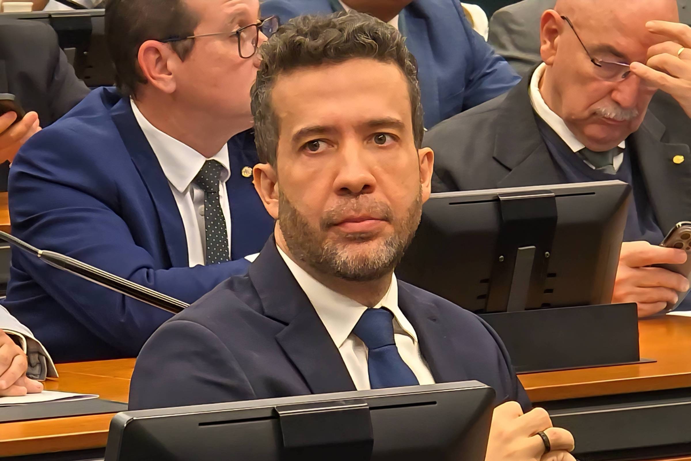 Janones abandonne son appel après que la Chambre a menacé de prolonger la suspension de son mandat