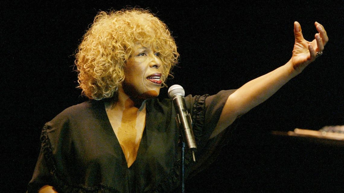 Murió la cantante estadounidense Roberta Flack, la legendaria voz de "Killing Me Softly"