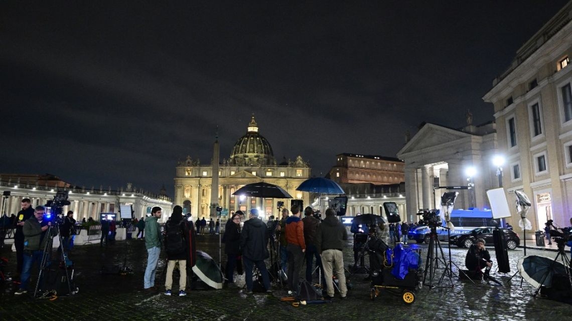 Katolicy na całym świecie modlą się za papieża Franciszka, który nadal znajduje się w „krytycznym stanie”, ale odczuwa „nieznaczną poprawę”