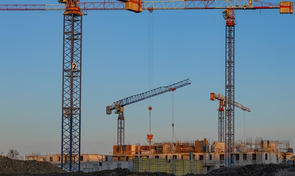 El gobierno está asumiendo la construcción de viviendas. "Nuestro objetivo es construir 20 mil viviendas al año".
