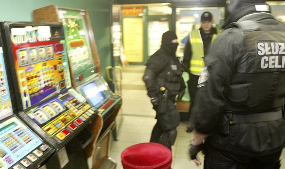 Docenas de máquinas tragamonedas ilegales. Las autoridades desmantelan una banda de jugadores.