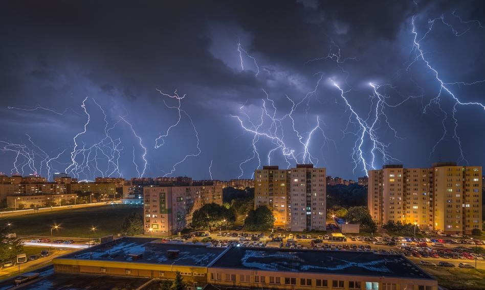 Allerta RCB. Una perturbazione dai Balcani porterà forti piogge martedì.