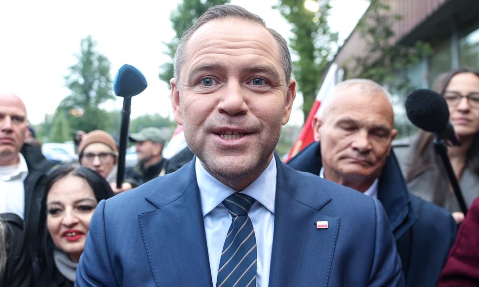 Nawrocki zet zijn campagne sinds de ochtend voort. Hij deelde donuts uit in Gdansk