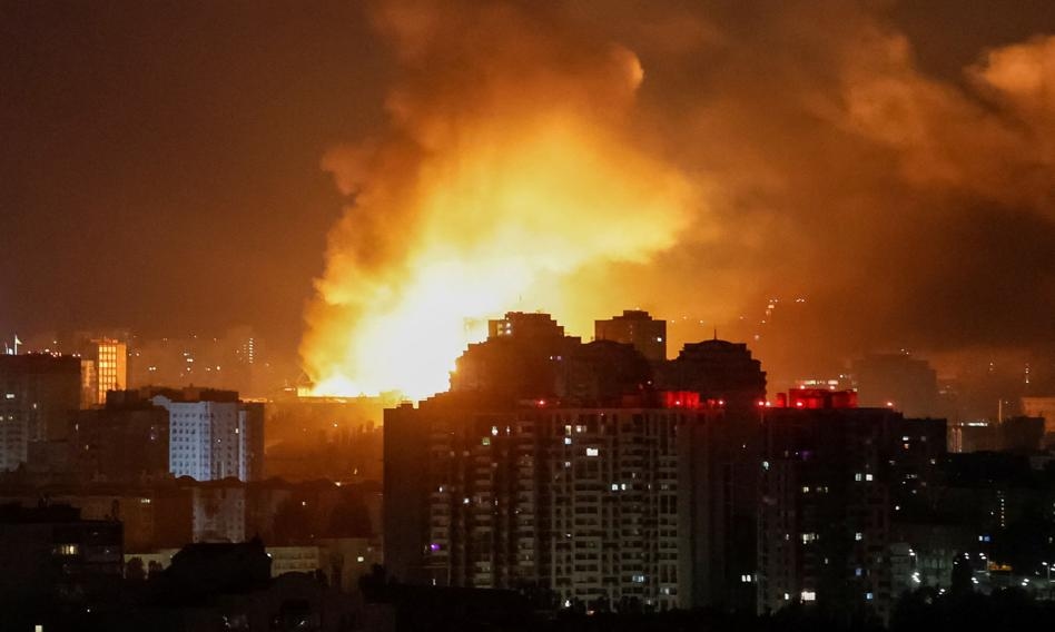 I russi stanno approfittando della sospensione dei rifornimenti. Hanno bombardato Kiev in modo massiccio di notte.
