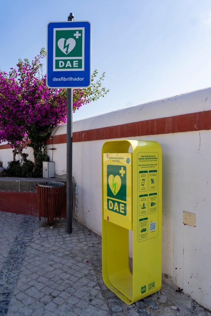 Óbidos renforce la sécurité avec l'installation d'un défibrillateur à côté de l'office de tourisme
