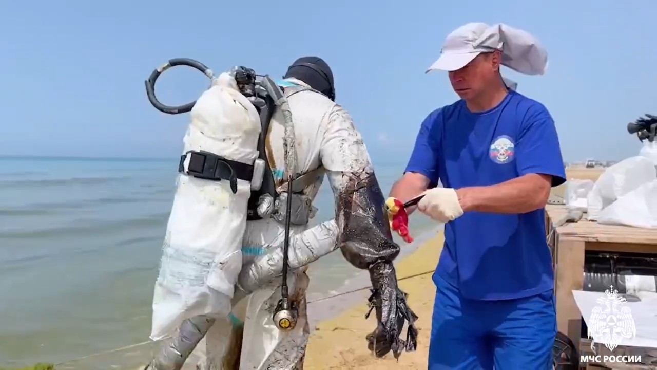 Novgorod divers take part in cleaning the Black Sea coast