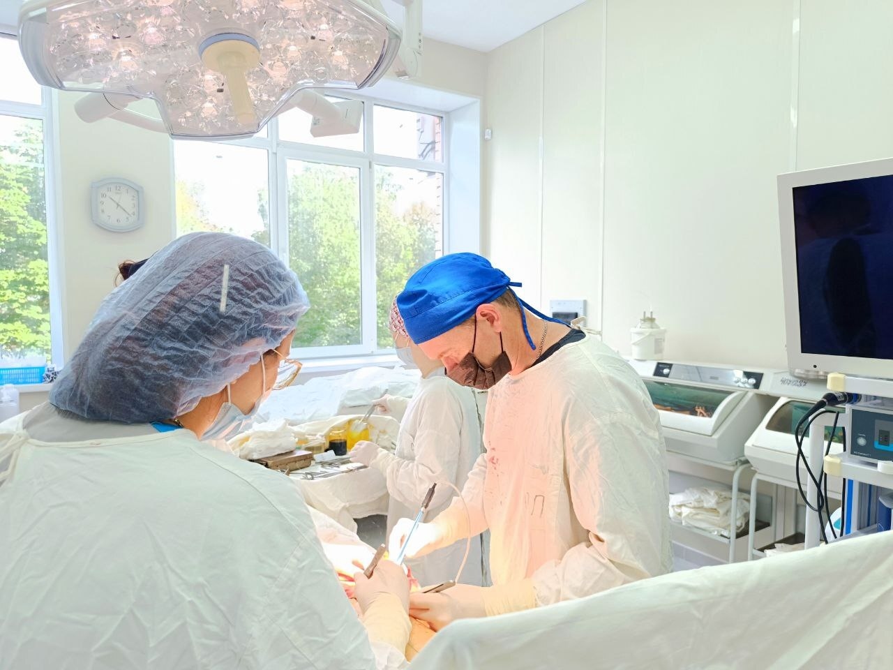 Un chirurgo del Central City Hospital ha liberato con successo un residente di Novgorod da un'ernia postoperatoria ricorrente