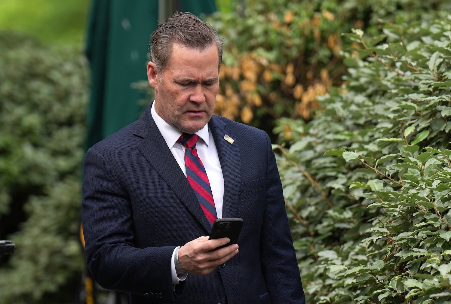 El asesor de seguridad nacional y el adjunto de Trump serán expulsados ​​tras el incidente de Signalgate, según informes.