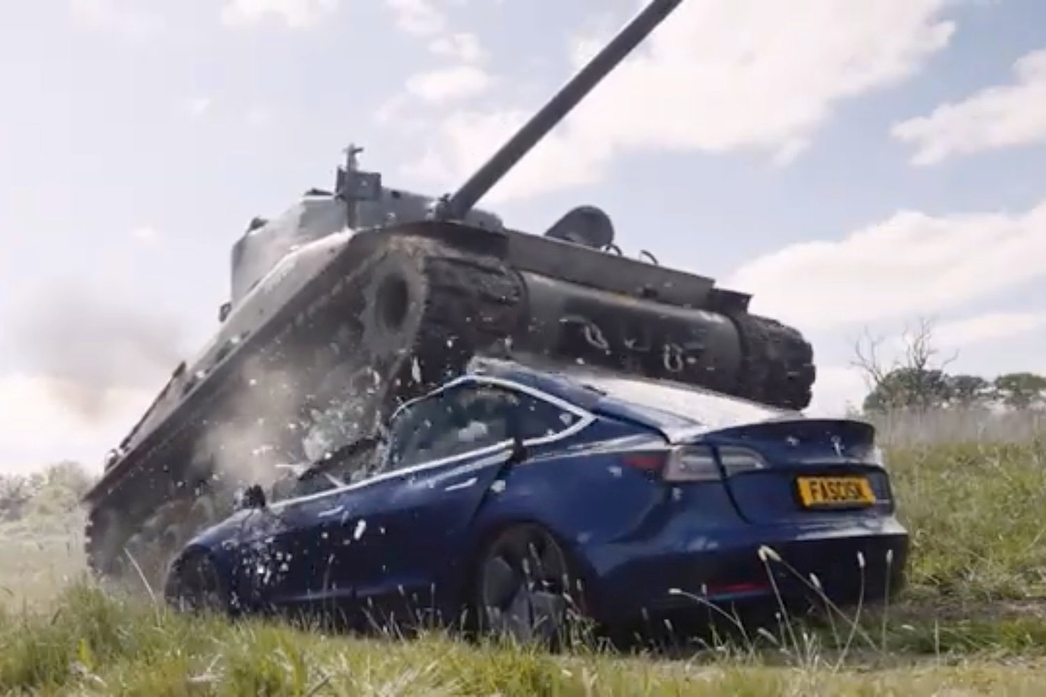 Veterano da Segunda Guerra Mundial destrói Tesla com um tanque: 'Já derrotamos o fascismo antes e vamos esmagá-lo novamente'