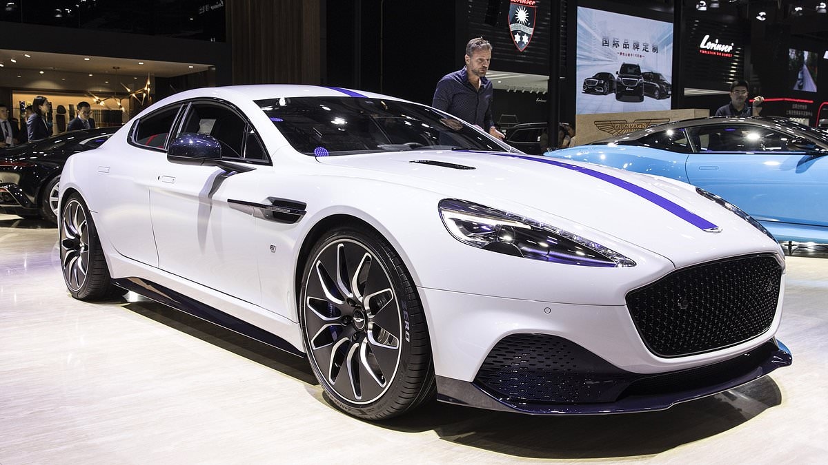 Aston Martin ritarda il lancio del suo primo veicolo completamente elettrico, mentre cifre schiaccianti mostrano che la produzione di automobili è scesa del 14% lo scorso anno