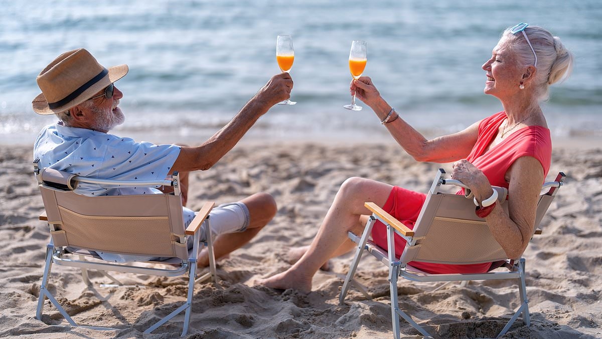 Uno studio rivela quanto costerà alle coppie ogni anno andare in pensione nel comfort... e la cifra necessaria per poter andare in vacanza e godersi le gite a teatro