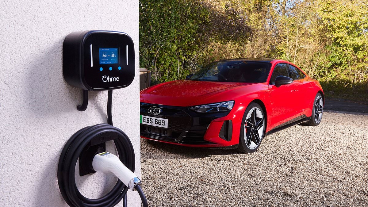 Os fabricantes de automóveis estão oferecendo carregadores domésticos gratuitos no valor de £ 1.000 para convencê-lo a mudar para um veículo elétrico