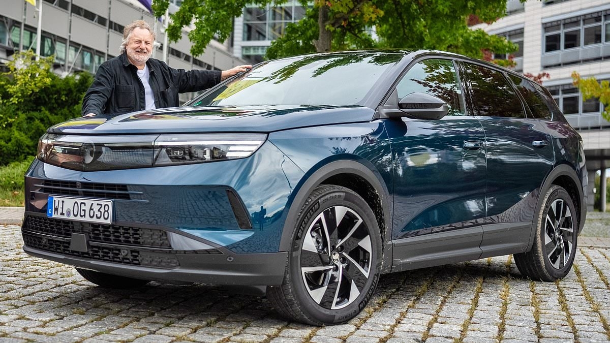 RAY MASSEY: Es un gran día para el nuevo y espacioso SUV de Vauxhall