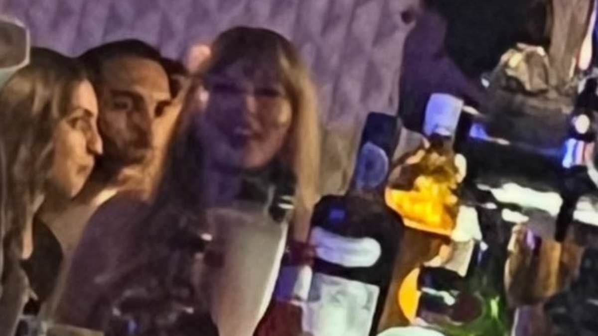 Taylor Swift sluit zich aan bij Travis Kelce in Nashville op de openingsavond van zijn NFL-liefdadigheidsevenement