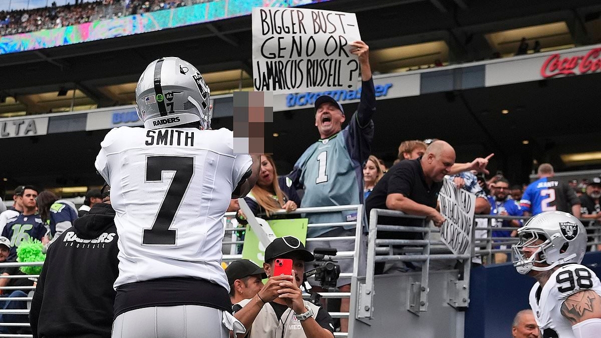 Raiders-Quarterback Geno Smith zeigt den Seahawks-Fans den Mittelfinger, als er bei seiner Rückkehr nach Seattle mit einem unhöflichen Schild konfrontiert wird