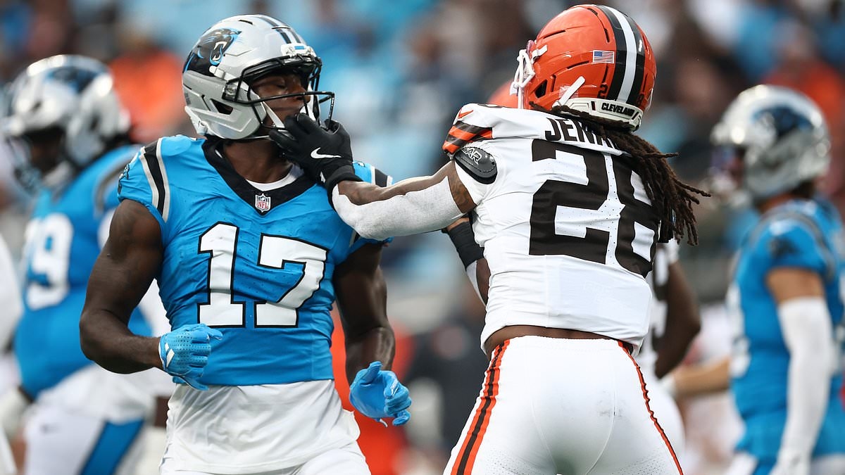 Bei einem NFL-Vorbereitungsspiel kommt es zu einer wilden Schlägerei: Zwei Spieler werden zu Boden geworfen, einem wird der Helm vom Kopf gerissen.