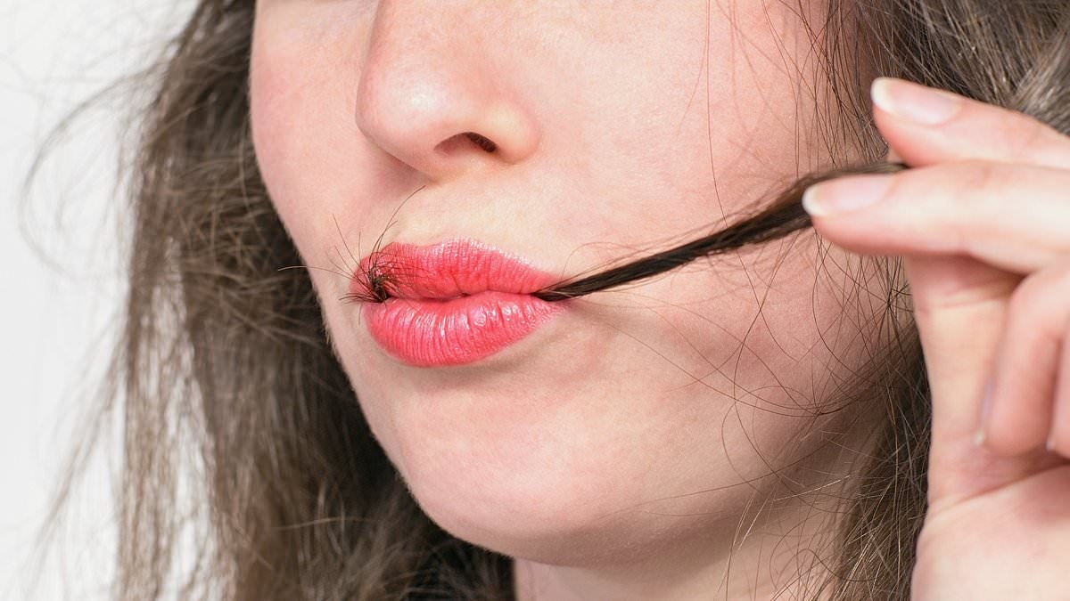 Naukowcy chcą stworzyć pastę do zębów z ludzkich WŁOSÓW i twierdzą, że może ona naprawiać uszkodzone zęby lepiej niż produkty na bazie fluoru
