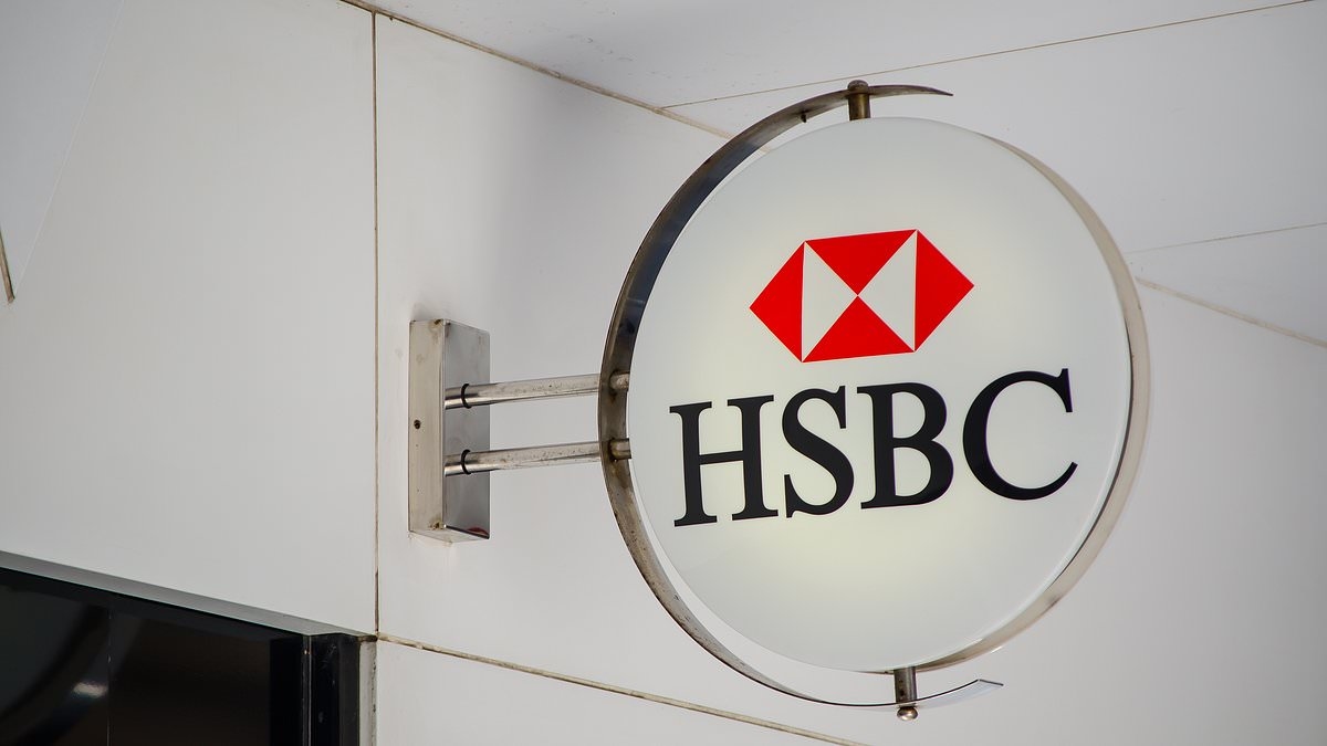 Medos sobre impostos trabalhistas causam queda de vários bilhões de libras nos valores das ações dos bancos