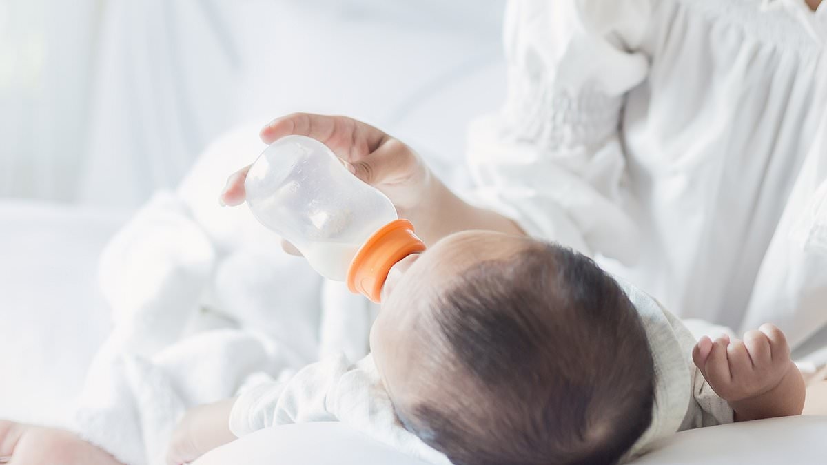 Alerta sobre bactérias leva ao recolhimento urgente de fórmulas infantis, com bebês adoecendo em toda a América.