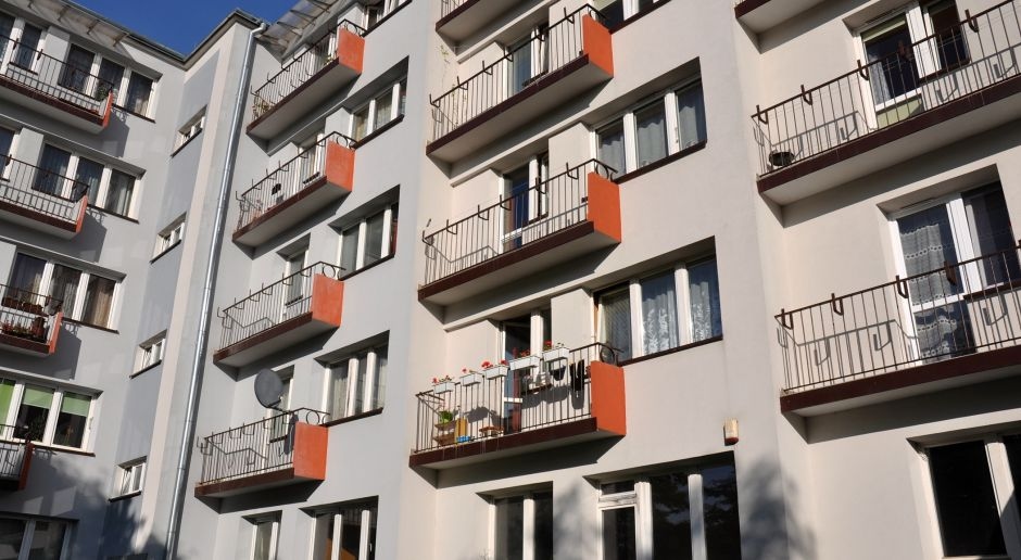 C'è un severo divieto di balconi nei condomini. Le violazioni saranno sanzionate con sanzioni severe.
