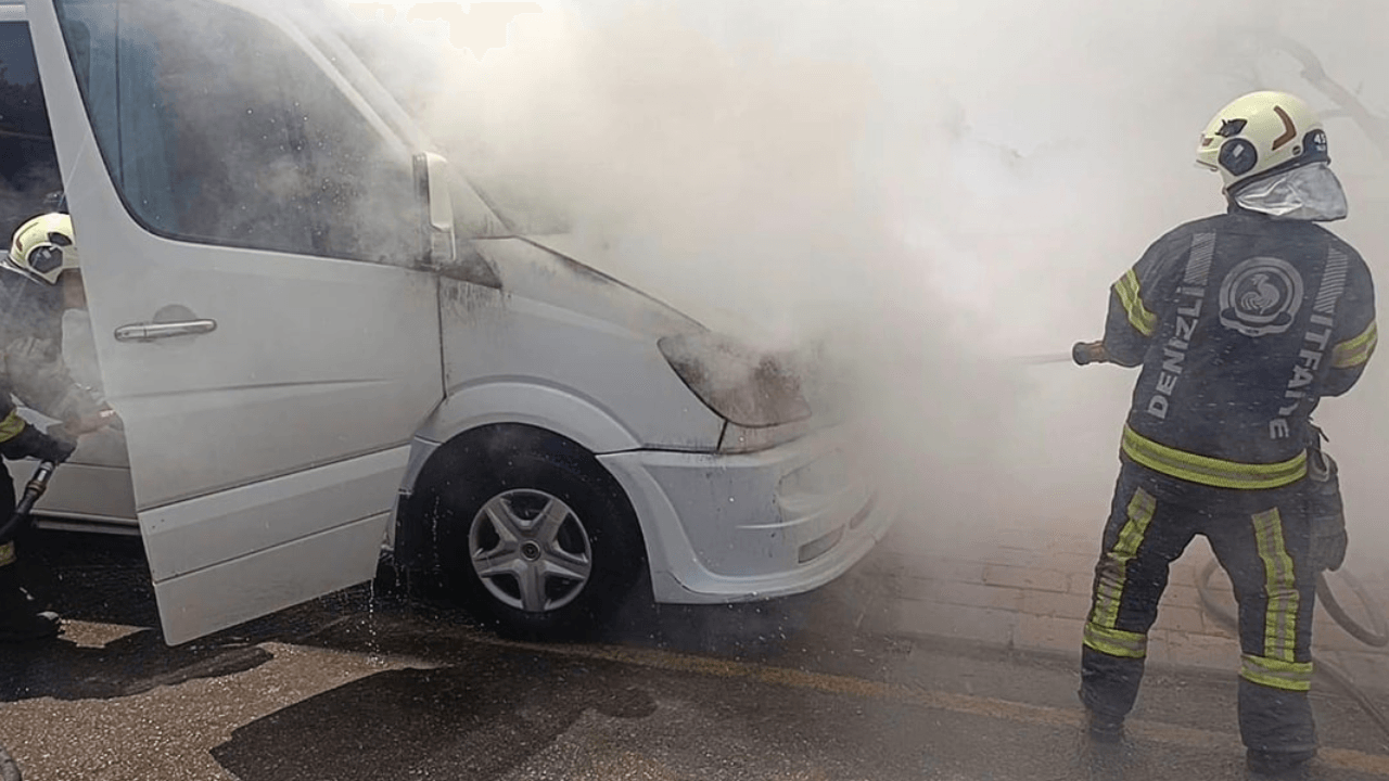 Denizli’de seyir halindeki işçi servisi alev aldı