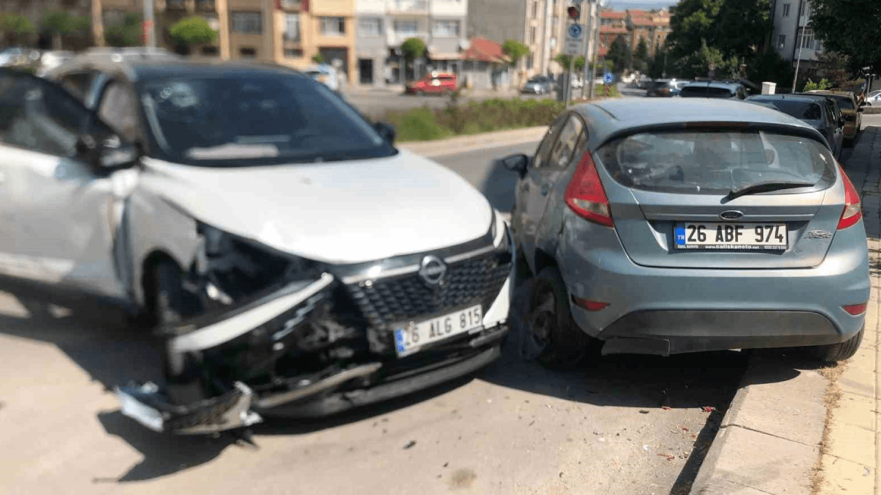 Eskişehir’de cip dehşeti: 3 araca çarptı, sürücü yaralandı