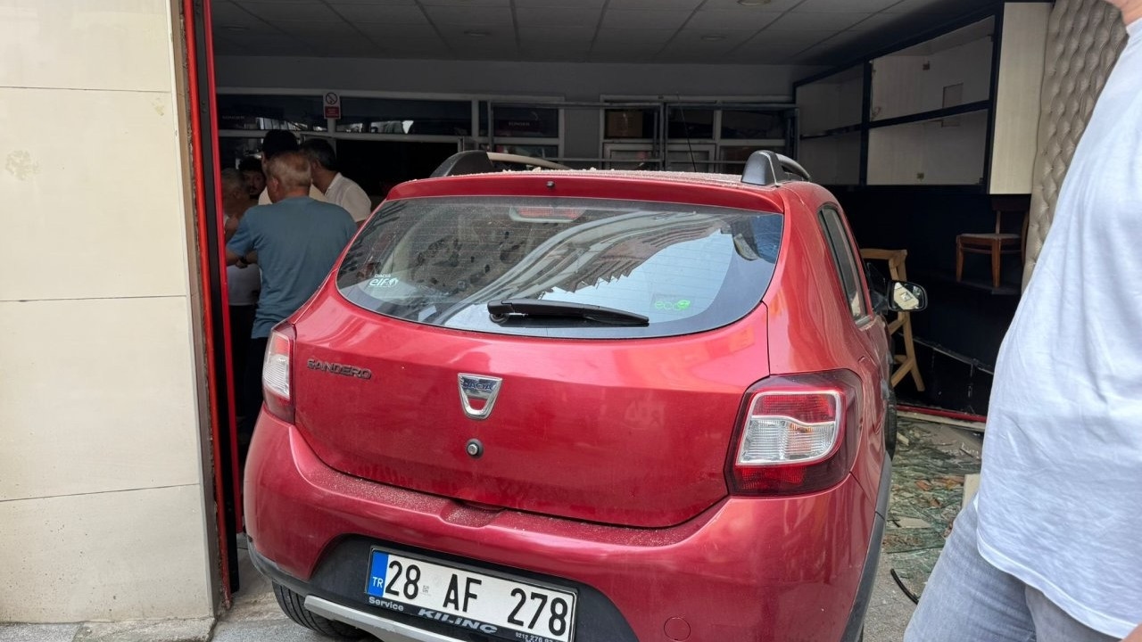 Kobieta prowadząca samochód wjechała do sklepu, w wyniku czego jedna osoba została uwięziona pod pojazdem.