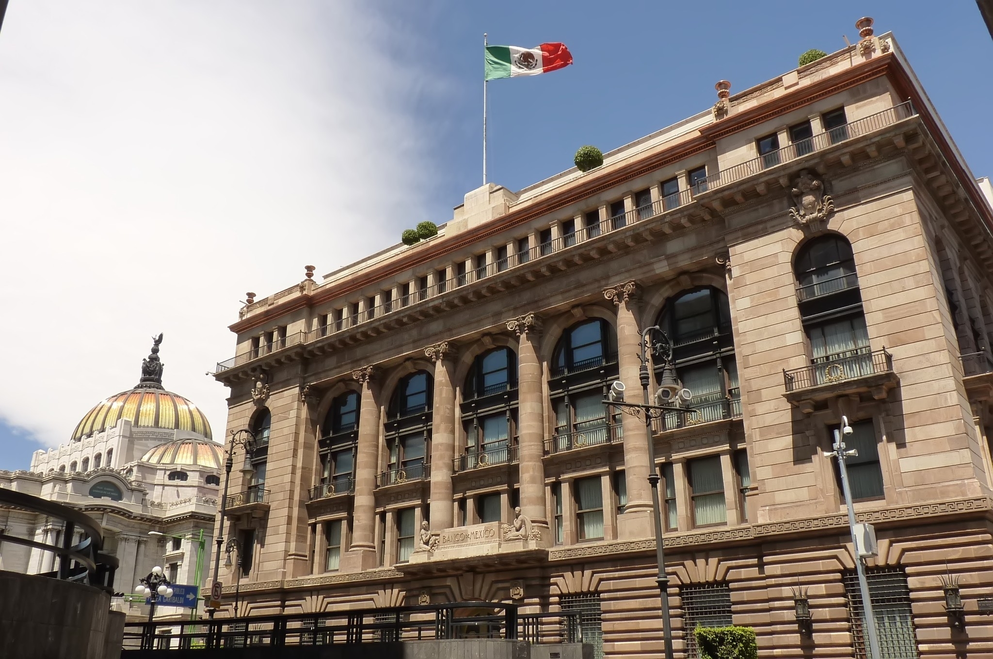 La Banca del Messico taglia nuovamente i tassi di interesse di 50 punti percentuali, portandoli all'8%.