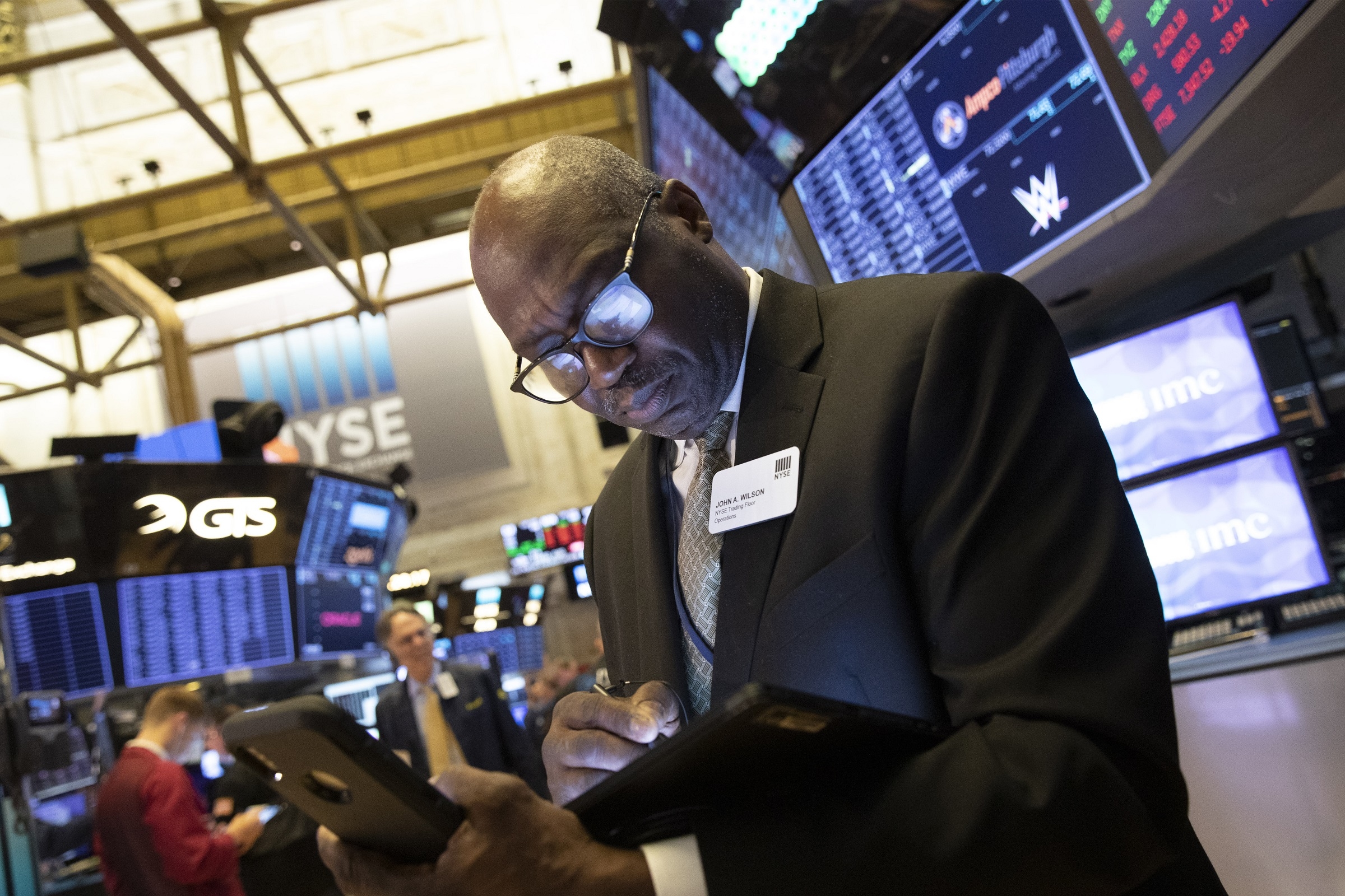 Wall Street apre in rosso, colpita dai dazi di Trump e dall'aumento della disoccupazione