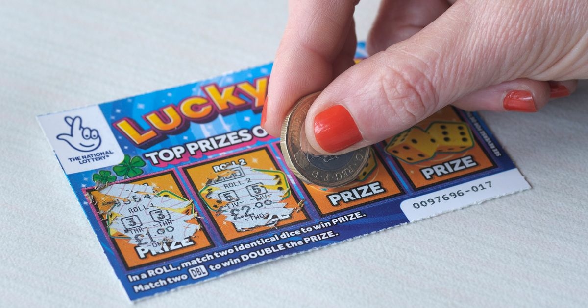 Un jugador de la Lotería Nacional gasta £340 en tarjetas rasca y gana y la gente del piso gana.