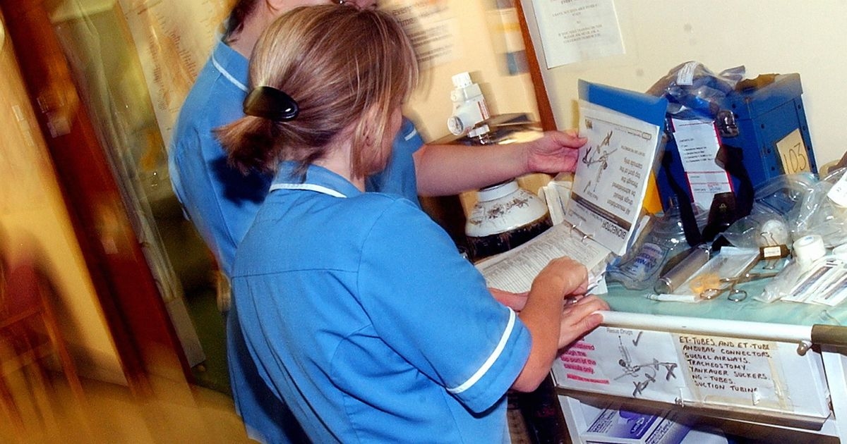 'Saçma' NHS işe alımı, yeni mezun hemşireleri işsiz bırakıyor