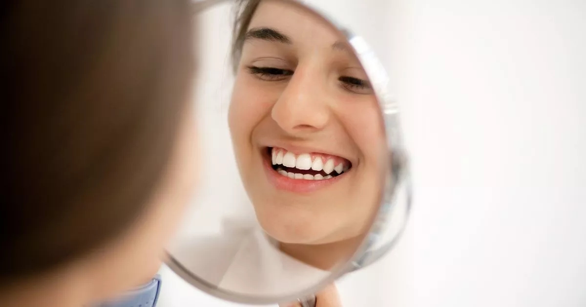 Compradores 'recebem elogios' após usar tiras de clareamento dental de 80 centavos com 'resultados instantâneos'