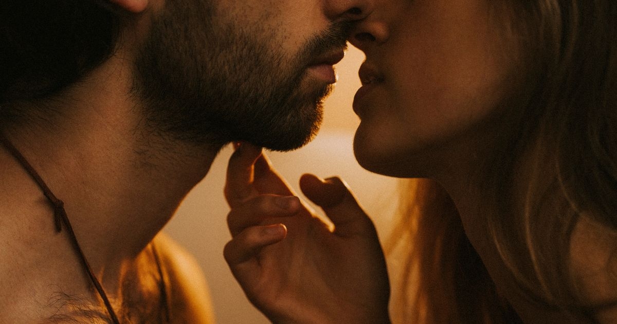 Mulher bate na porta do ex após suspeita e o mundo inteiro desmorona
