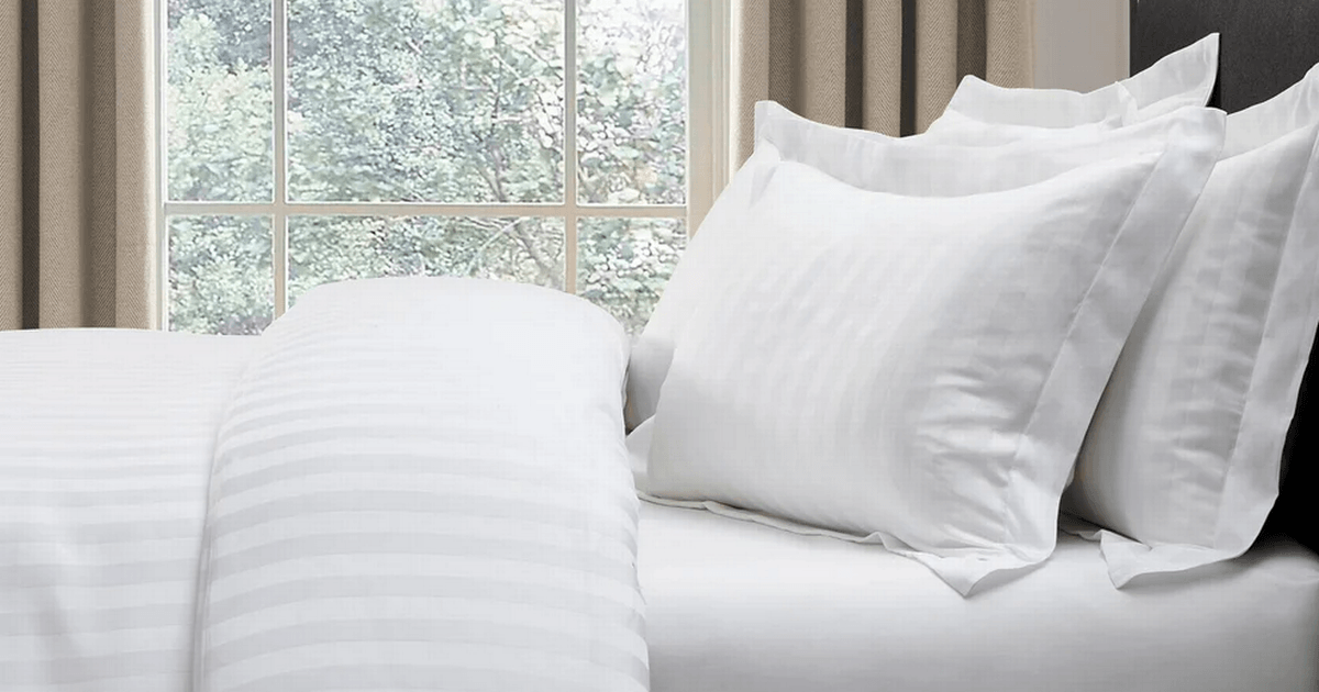 Este conjunto de cama branco é igual ao da The White Company, mas custa mais de £ 85 a menos