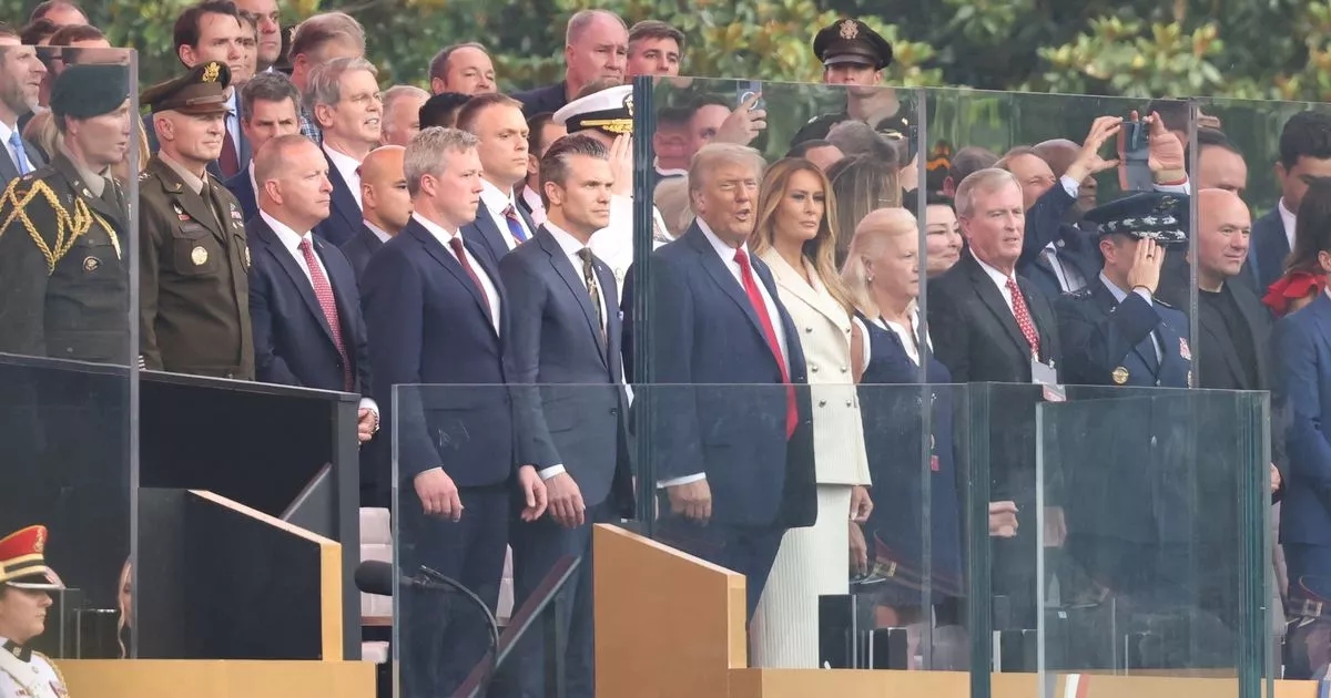 МАЙКИ СМИТ: Я был на танковом параде в честь дня рождения Дональда Трампа, и это убедило меня, что он уже считает себя королем