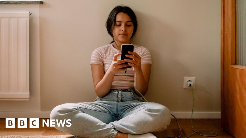 Enforcing Australia's social media ban on kids is possible but contains risks, report says
